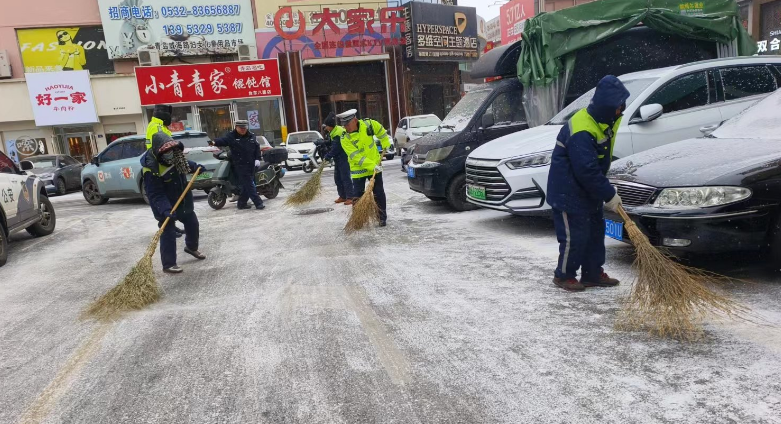 掃雪除冰保平安 不畏嚴寒顯擔當 智慧運營公司全力打響清雪除冰“主動戰(zhàn)”.png