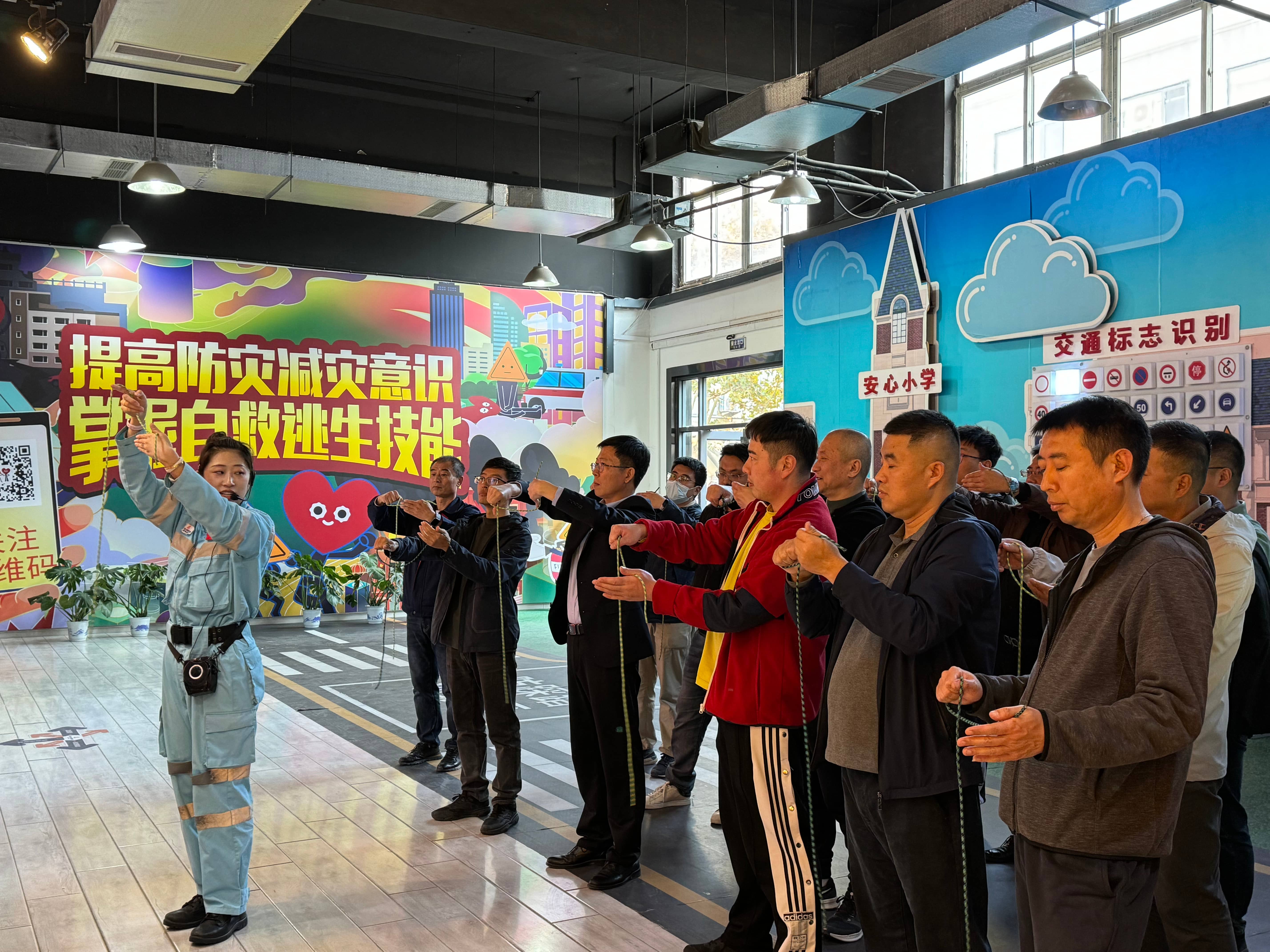 集團(tuán)公司組織開展安全應(yīng)急體驗(yàn)培訓(xùn)(1).jpg