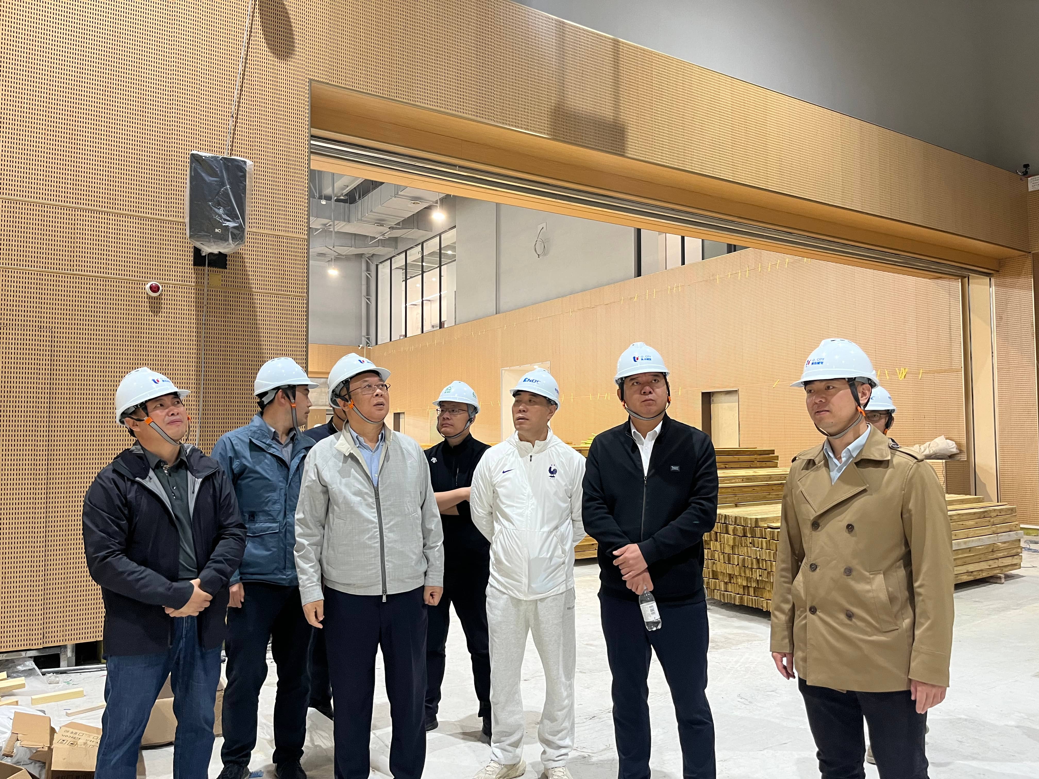 集團公司黨委書記、董事長王元斌帶隊赴青島浮山全民健身中心項目進行調(diào)研指導(dǎo)(1).jpg