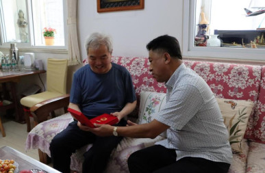 城發(fā)集團(tuán)走訪(fǎng)慰問(wèn)“光榮在黨50年”老黨員